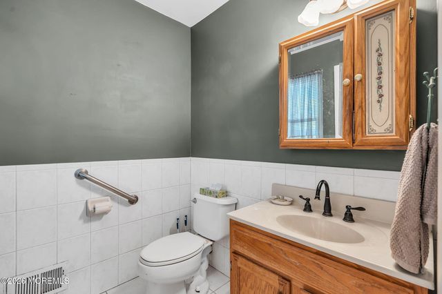 15 Hemingway Drive, Hazlet, NJ 07730