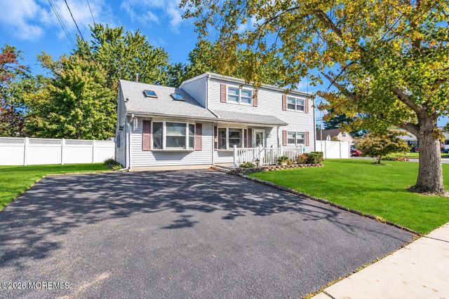 15 Hemingway Drive, Hazlet, NJ 07730