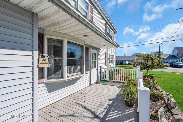 15 Hemingway Drive, Hazlet, NJ 07730