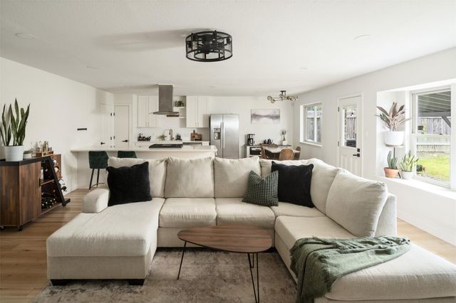304 Skyloop DR, Austin, TX 78745