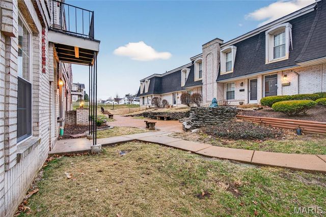 4392 Chateau De Ville Drive A, St Louis, MO 63129