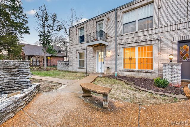 4392 Chateau De Ville Drive A, St Louis, MO 63129