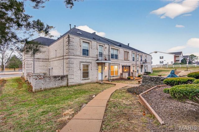 4392 Chateau De Ville Drive A, St Louis, MO 63129