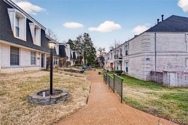 4392 Chateau De Ville Drive A, St Louis, MO 63129