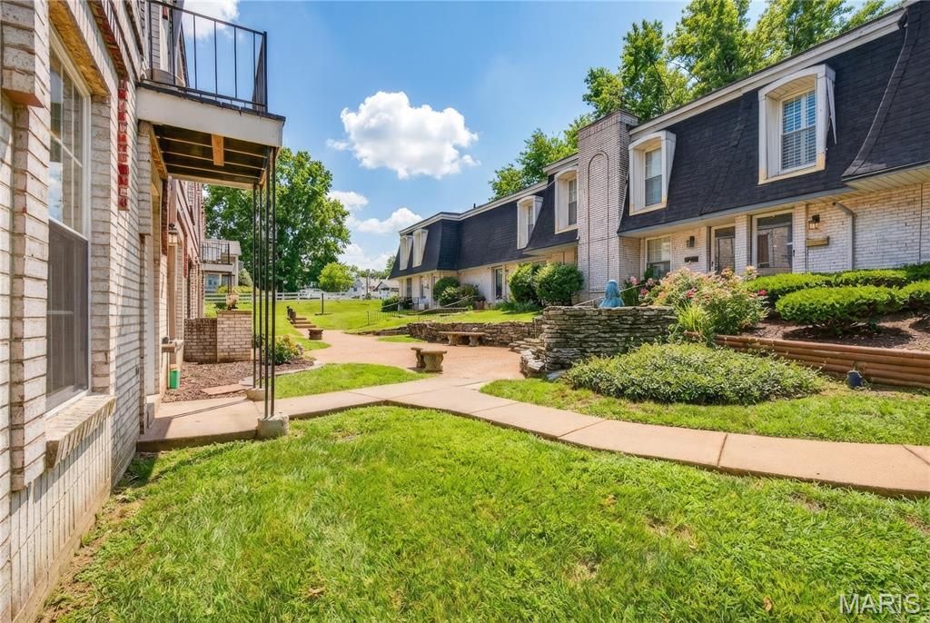 4392 Chateau De Ville Drive A, St Louis, MO 63129