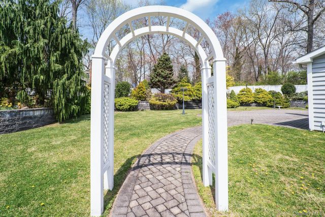39 McLane Drive, Dix Hills, NY 11746