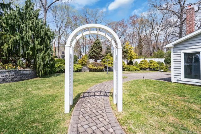 39 McLane Drive, Dix Hills, NY 11746