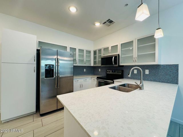 2354 E HUNTINGTON Drive, Phoenix, AZ 85040