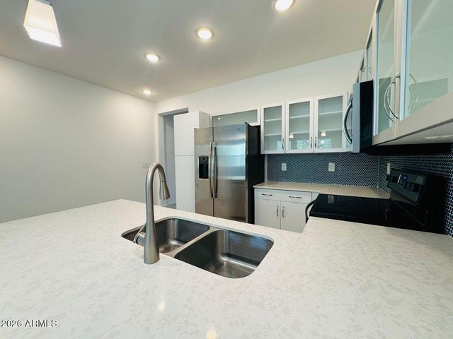 2354 E HUNTINGTON Drive, Phoenix, AZ 85040
