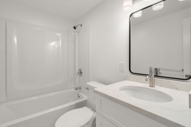10 Strafford Rd 10, Westwood, MA 02090