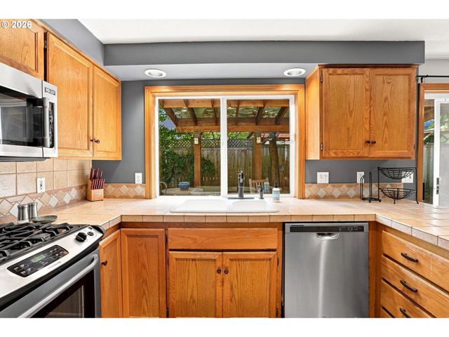 845 RAINTREE Way, Springfield, OR 97477