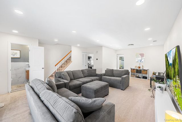 28 Berry Court, Staten Island, NY 10309