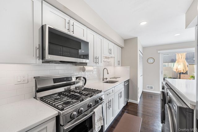 28 Berry Court, Staten Island, NY 10309