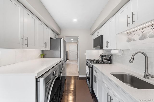 28 Berry Court, Staten Island, NY 10309