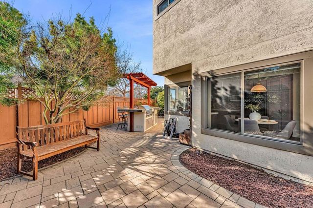 30300 Meridien Cir, Union City, CA 94587