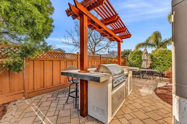 30300 Meridien Cir, Union City, CA 94587