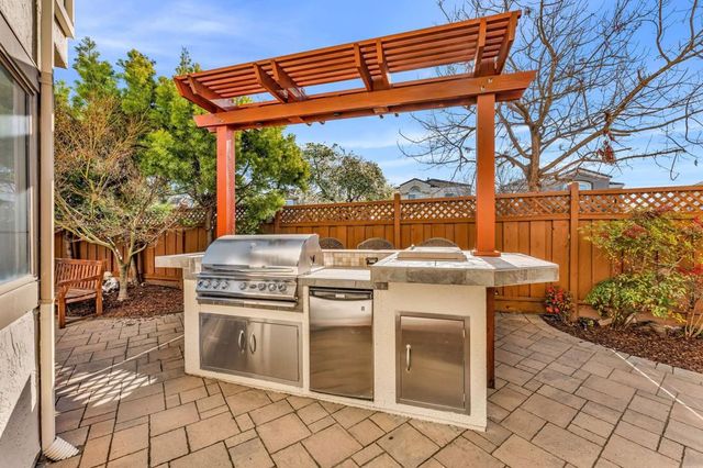 30300 Meridien Cir, Union City, CA 94587