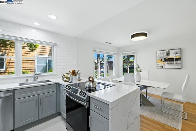 357 Centre Ct, Alameda, CA 94502
