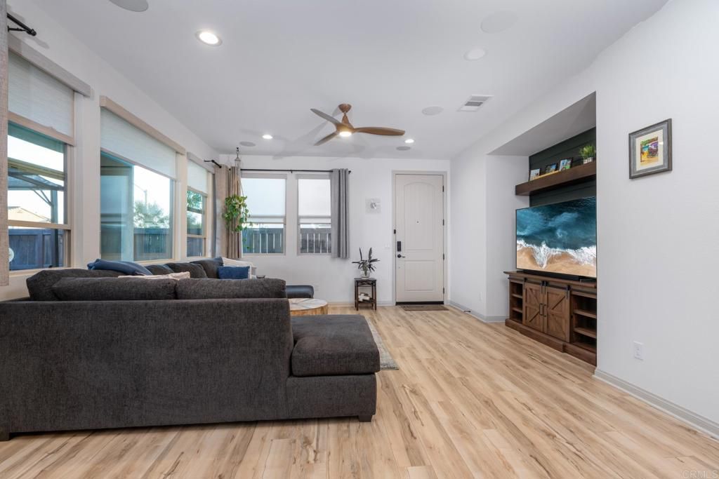 Image 6 of property listing at 1124 Calle Obsidiana 3, Chula Vista, CA 91913