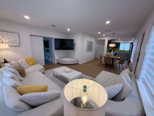 800 SE 11th Court, Fort Lauderdale, FL 33316