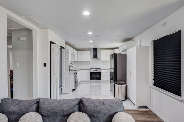 709 SW Dallas Street, Grand Prairie, TX 75051
