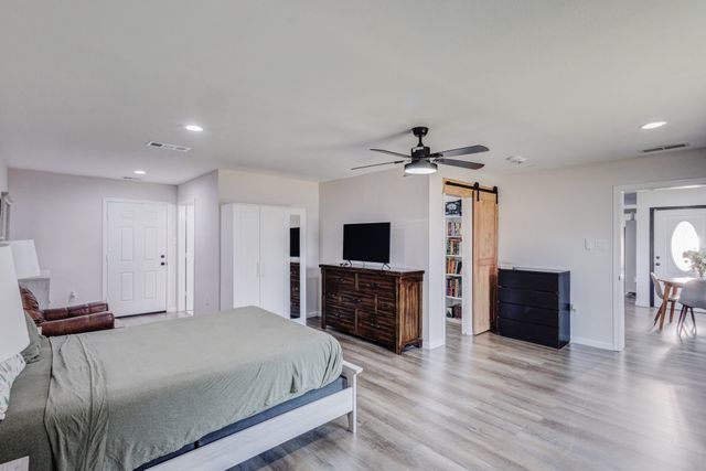 709 SW Dallas Street, Grand Prairie, TX 75051