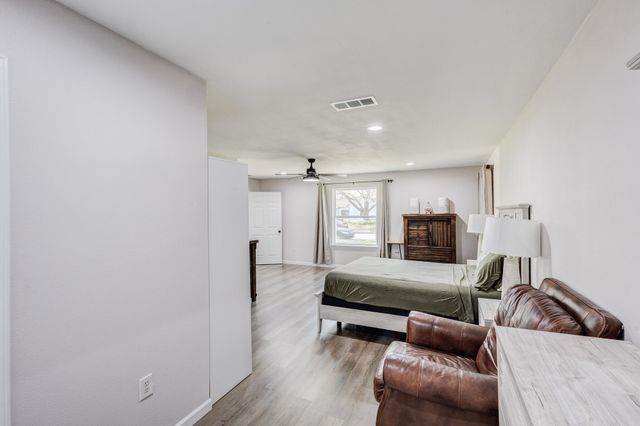 709 SW Dallas Street, Grand Prairie, TX 75051