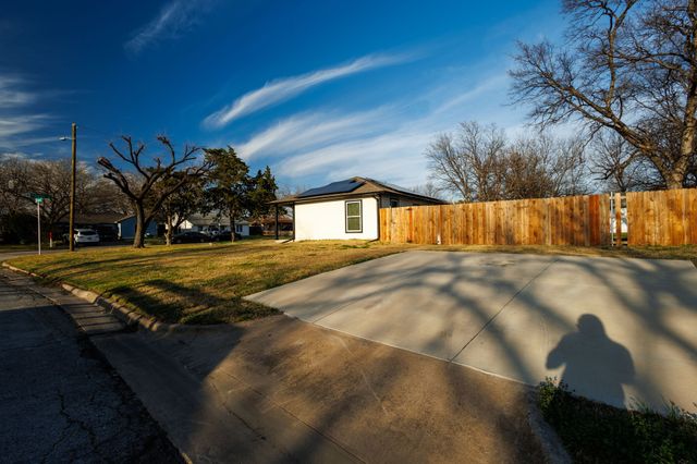 709 SW Dallas Street, Grand Prairie, TX 75051