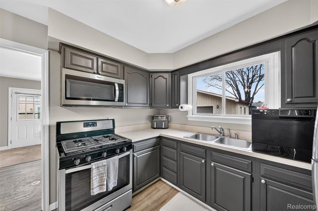 31674 Grove, Fraser, MI 48026