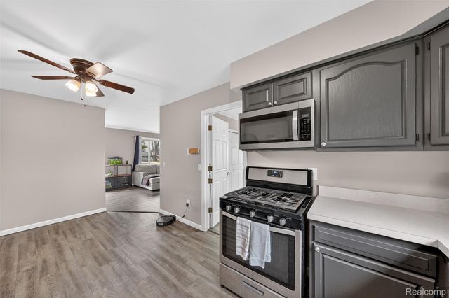 31674 Grove, Fraser, MI 48026