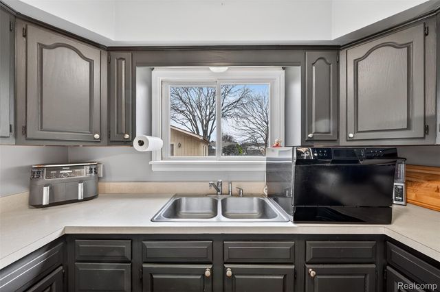 31674 Grove, Fraser, MI 48026