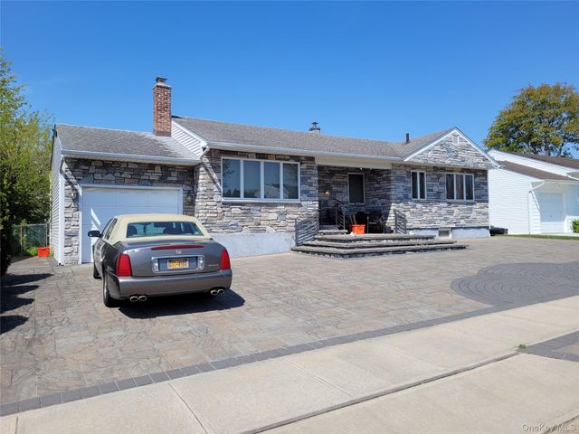 744 Plato Street, Franklin Square, NY 11010