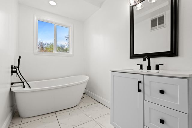 22589 Bell Brook Street, Southfield City, MI 48034