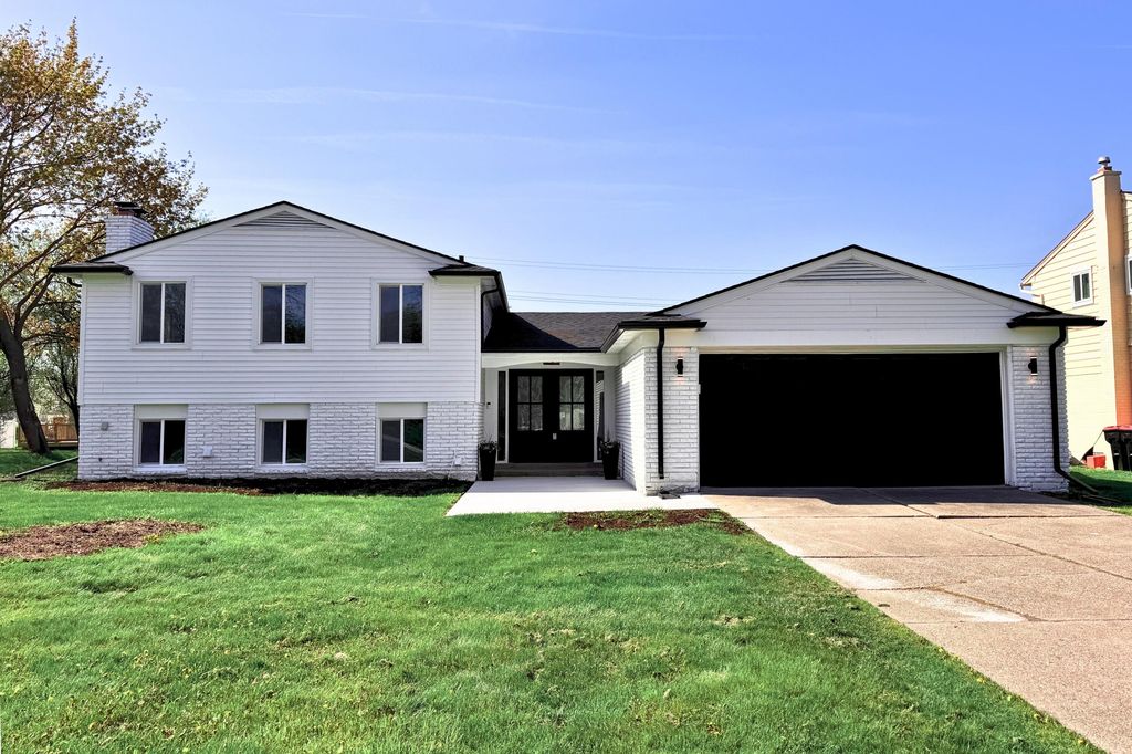 22589 Bell Brook Street, Southfield City, MI 48034
