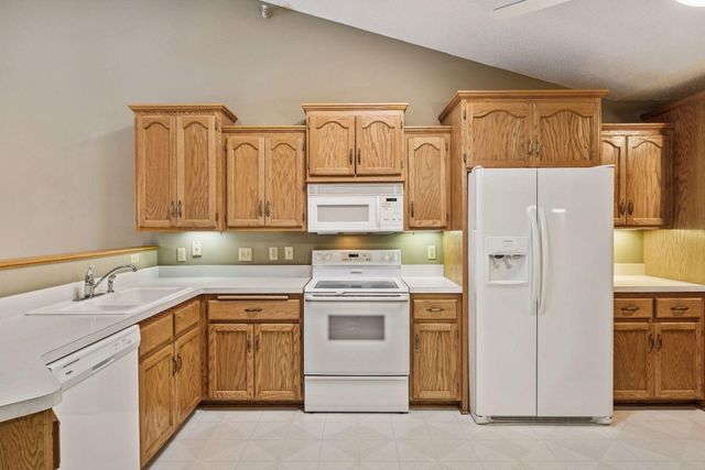 5550 Nathan Lane N 1, Plymouth, MN 55442