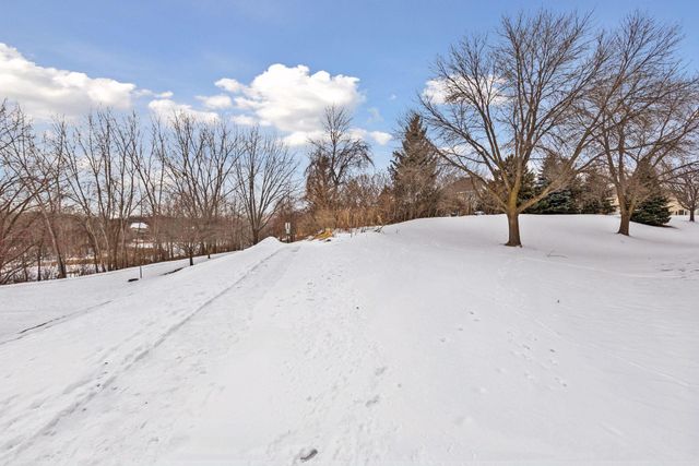 5550 Nathan Lane N 1, Plymouth, MN 55442