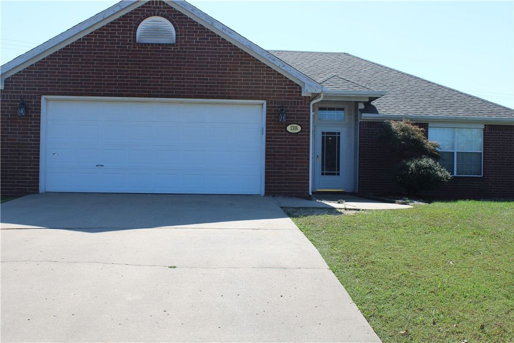 1306 E Kara Lane, Rogers, AR 72758