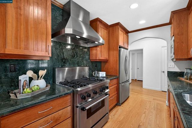 27 Glorietta Ct, Orinda, CA 94563