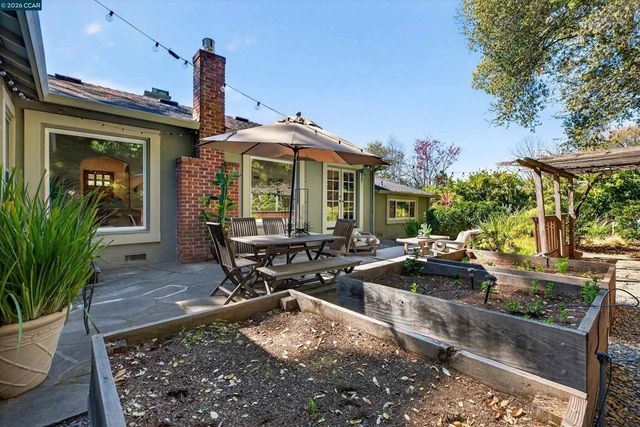 27 Glorietta Ct, Orinda, CA 94563