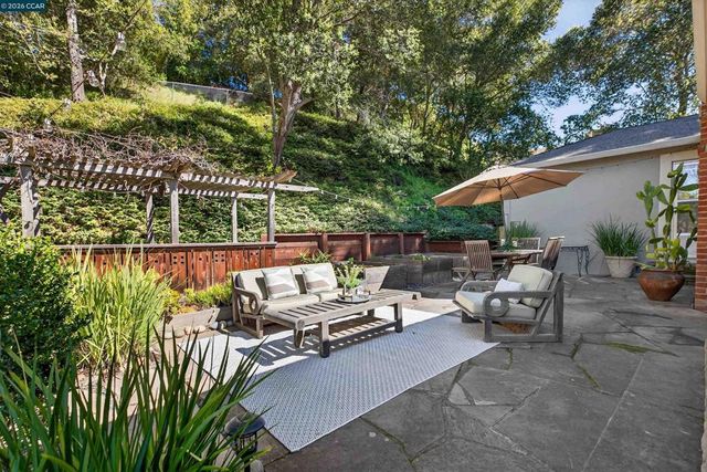 27 Glorietta Ct, Orinda, CA 94563