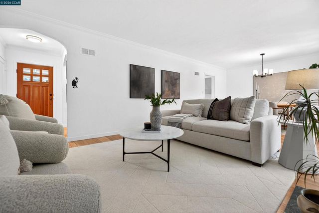 27 Glorietta Ct, Orinda, CA 94563