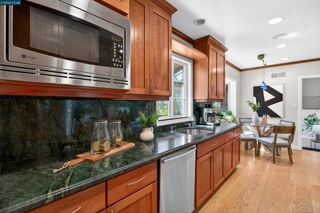 27 Glorietta Ct, Orinda, CA 94563