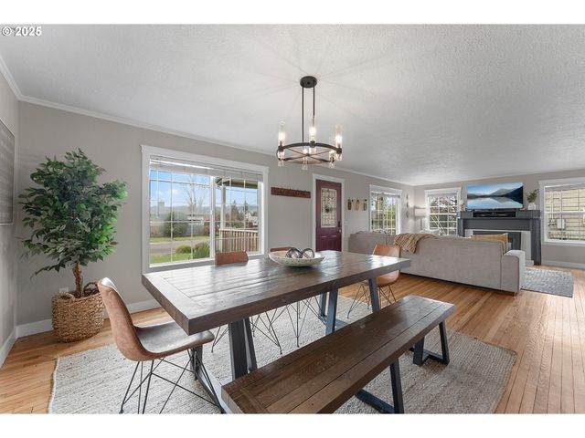 523 W BROCCOLI St, Roseburg, OR 97471