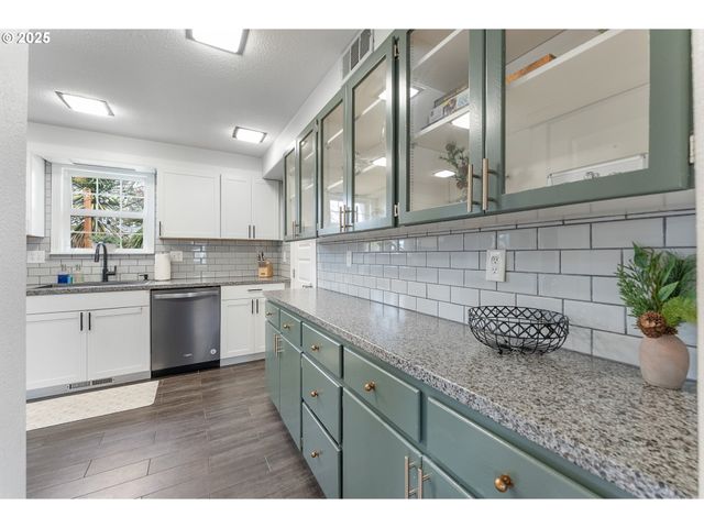 523 W BROCCOLI St, Roseburg, OR 97471