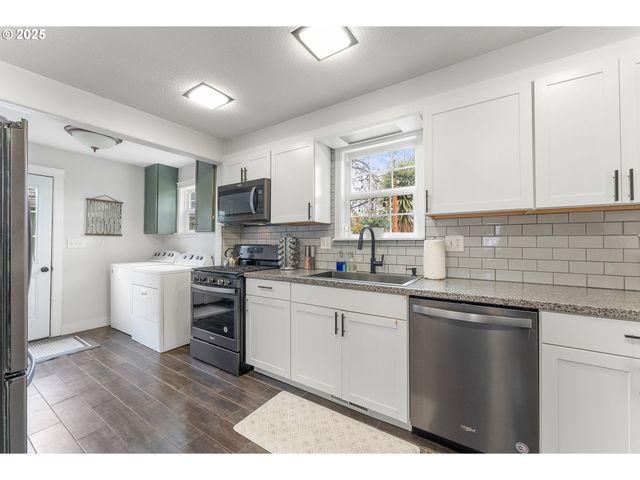 523 W BROCCOLI St, Roseburg, OR 97471