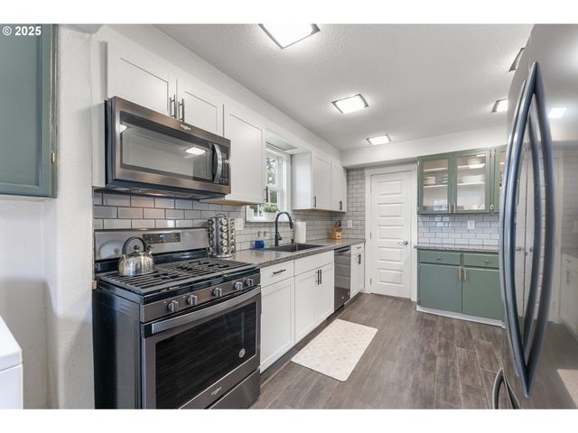 523 W BROCCOLI St, Roseburg, OR 97471