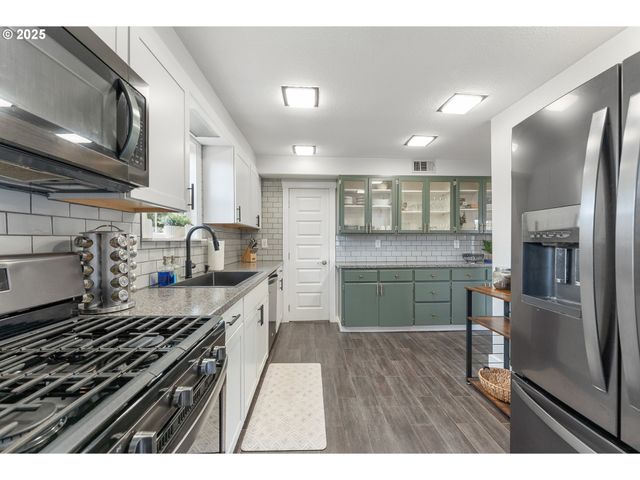 523 W BROCCOLI St, Roseburg, OR 97471