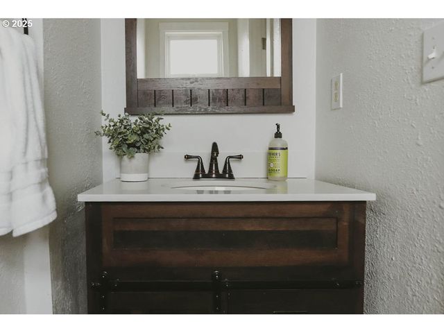 523 W BROCCOLI St, Roseburg, OR 97471