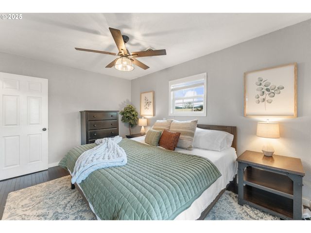 523 W BROCCOLI St, Roseburg, OR 97471