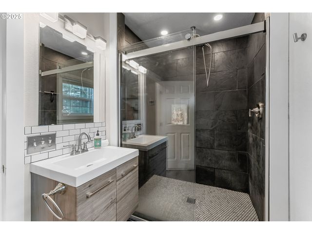 523 W BROCCOLI St, Roseburg, OR 97471